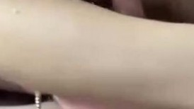 金华野外豪车后座，那整容骚女神戴狗链被干得直喷，风一吹她还叫着求内射，完全不管人路过IMG_1314