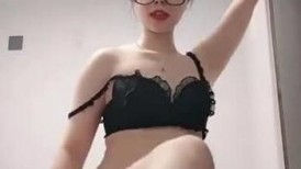 推荐颜值嫩妹【美少女萝卜丝】第三弹，女王调教，喜欢指甲插马眼，丝足诱惑，跟搭子无套内射，超抖-美少女萝卜丝 (15)
