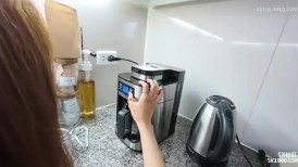 漂亮美眉 身材娇小在厨房里撅着屁屁被大肉棒小哥无套粗暴性爱 内射