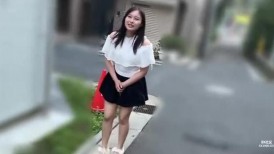 FC2 4932918 [7月24日前1290积分] [额外内容] *一位在游泳俱乐部拥有10年经验的运动型美女。<不行，这里有人……>她用遥控振动器自慰，在街头达到高潮，然...