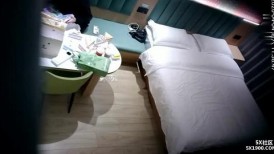 4-4流出酒店偷拍❤️大学生情侣和极品黑丝女友床上玩耍突遇生理期抠一手血
