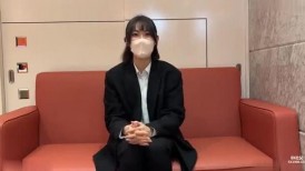 FC2 4933419 一位21岁的女大学生，穿着西装，过于敏感。当她的阴道深处受到刺激时，她会不停地抽搐；当一根粗大的阴茎插入时，她会达到高潮并臣服 → 大量射精。[有]