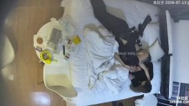 5-4流出酒店偷拍❤️模特身材过膝袜短裙时尚黄发美女酒店挨男友操