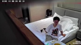 6-22流出酒店偷拍眼镜小哥饱餐假借按摩后入正在看剧女友妹子洗完澡上位骑屌
